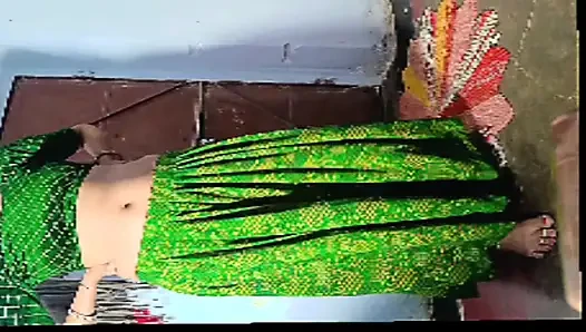 Hintli köylü çift kameraya yakalandı. Evli çift yalnız kaldıkları zaman avantaj sağlıyor