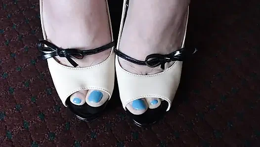 Сексуальное декольте, каблук, хлестание