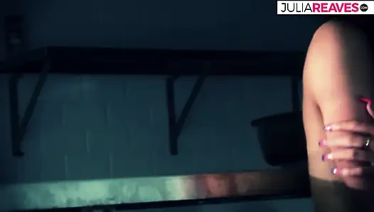 Возбужденные девушки оба лижут один член