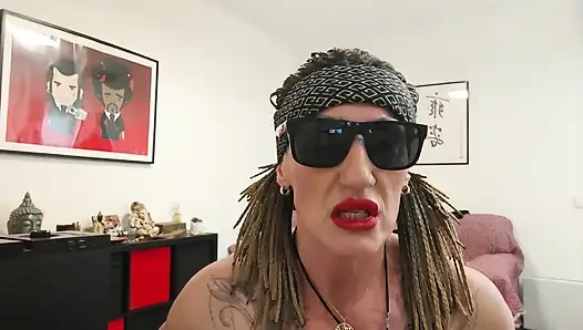 Мой раб получает по заслугам.