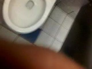 Сперма в громадському туалеті