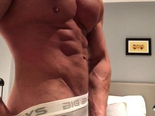 Muscle master mostra il suo enorme cazzo