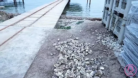 Tante seksi perancis lagi asik bugil, nyepong, dan ngentot kontol cowok pengantar barang