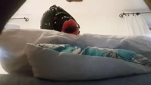 Laura hogtie und mit kapuze mit einer offenen lippe, mundknebel bekommt 15 minuten lang die kehle gefickt