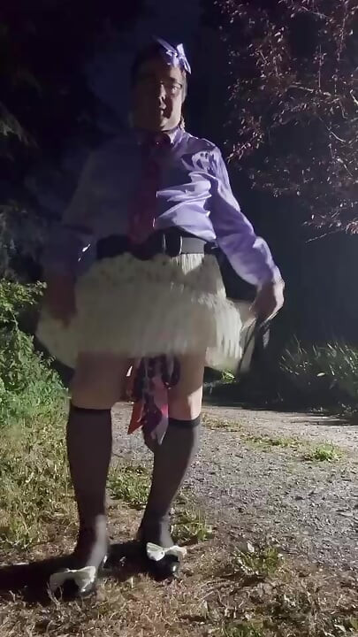 In een snelle outfit met een kleine geplooide rok voor een avondje uit