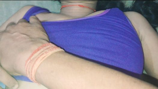 Индийская сексуальная девушка трахается с портным.У нее очень сексуальные большие сиськи и большая задница. Симпатичная девушка в Индии
