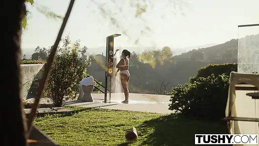 Tushy, si tante seksi yang lagi bercerai eva angelina dientot sama dua tetangganya yang hot