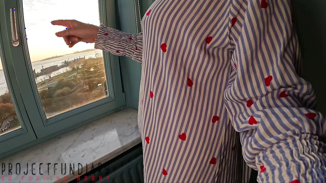 Chica Con Curvas De Al Lado Tiene Sexo Arriesgado Descalzo En La Ventana, Projectfundiary