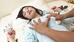 Adolescente japonesa faz uma massagem no namorado e acaba dando a ele a boceta para foder até gozar no pau dele