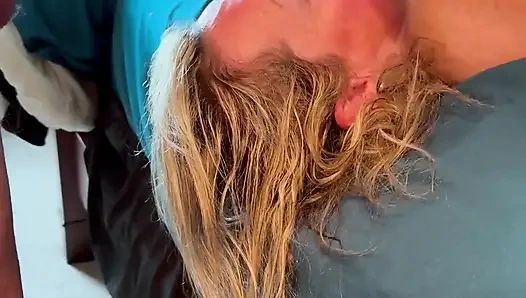 Schmutzige ehefrau lutscht schönen schwanz und fickt, dann nimmt sie spermaladung auf ihr gesicht