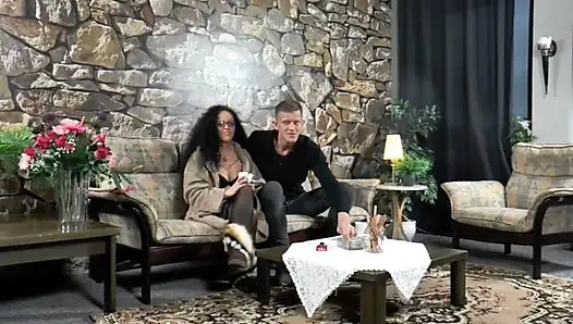 Genç yarak üzerinde dövmeli orta yaşlı seksi kadın... Amcık yalama amcık sikişi