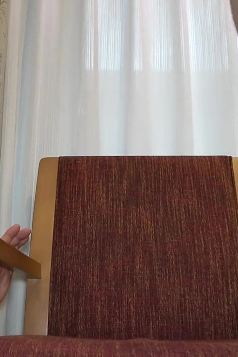 زیبایی شکننده و در عین حال درخشان با ظاهری در سطح بت جذابیت او را در اولین حضور خصوصی نادر نشان می دهد