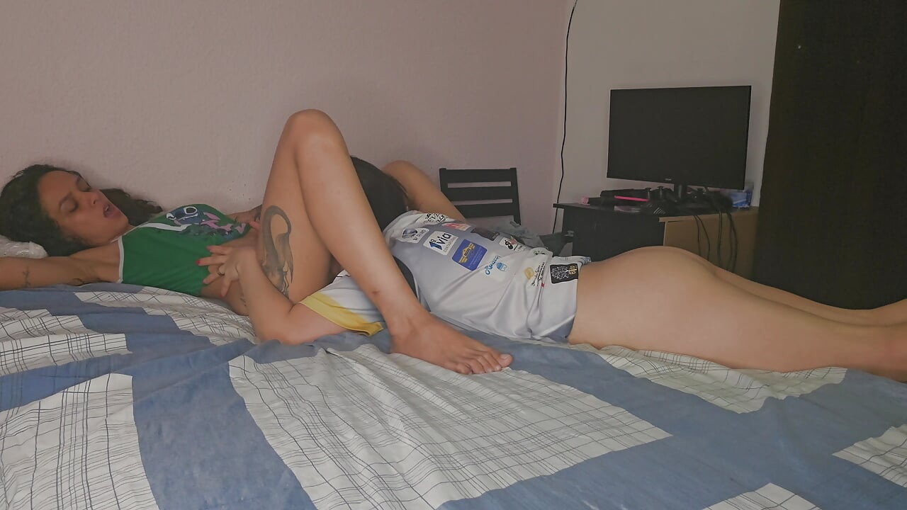 Muž hvata lezbejku kako se ljubi sa svojom ženom