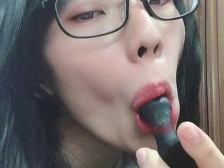 Японский кроссдрессер Nicola мастурбирует в костюме учительницы