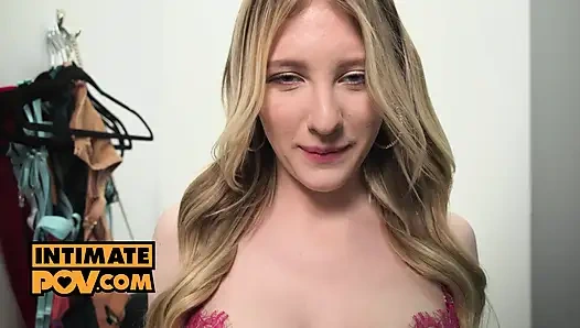 Einkaufen wird zu einem versauten dreier mit Melody und mädchen