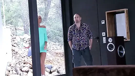 Schönes blondes schätzchen fickt muschi