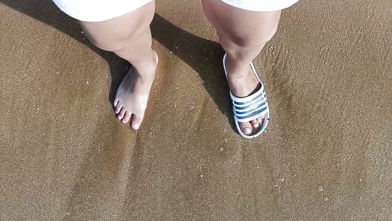 Voeten en de zee extra slowmotion - een voet op blote voeten en voet in glijbaan - geweldige voeten in zee