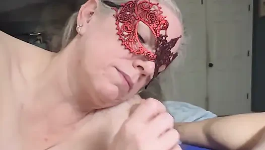 Моя возбужденная жена делает удивительный минет, играет со спермой в ее рту перед глотанием каждой капли в любительском видео