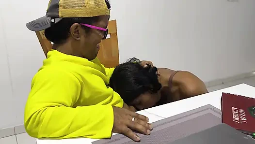 Ibu tiri saya merayu saya ketika kami sendirian ... Dia akhirnya mengendarai saya dengan keras