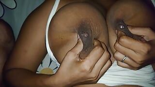 Une petite amie sri-lankaise trait ses seins - vidéo sexy