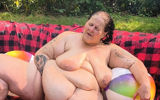 Lotta con le palle da spiaggia si sta bagnando per la sua figa così stretta