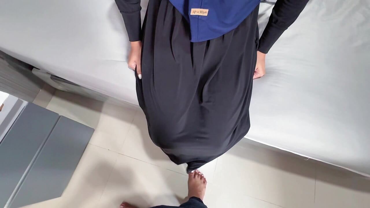 Veiled Girl Willing To Be Bogged By Friend's Dad For Lifestyle