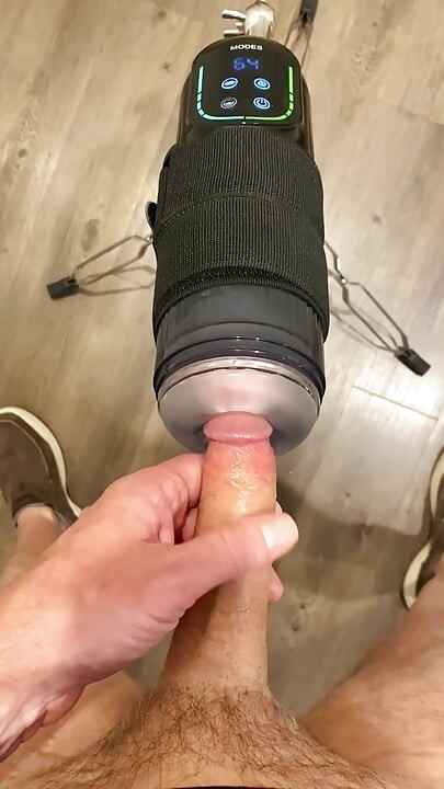 Această jucărie cu mâinile libere mă face să spew mai multe încărcături de spermă!