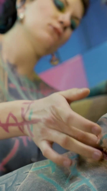 Uzbudljiv trenutak iz "Tetovirani muškarac, tinejdžerski trojac, alternativne cure jašu njegov kurac"