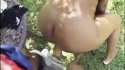 Seksi zenci çift iş başında... Bahçede seks