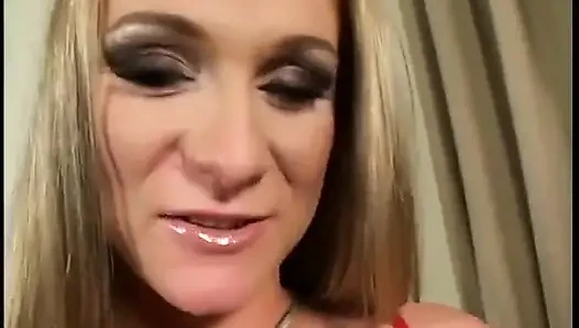 Cewek sange ini lagi asik merintih kesakitan sampai lubangnya menganga lebar