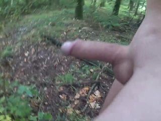 Masturbandose en el bosque
