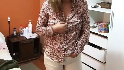 58 yaşındaki karım güzel doğal göğüslerini gösteriyor