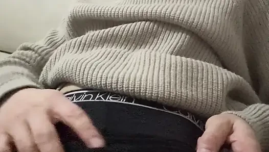 Akşamları, arkadaşlarım başka bir odadayken dinlendim. 42 yaşında ilk kez halka açık bir şekilde boşalıyorum