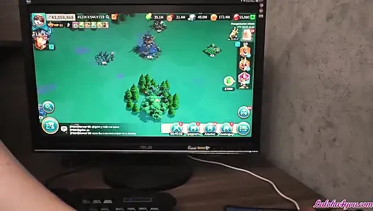 Genç kız erkek arkadaşının şehvetli bir sakso ile pc oynamasından rahatsız oluyor