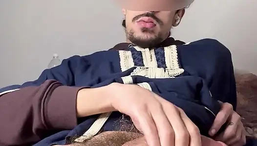 Pria muslim kontol besar ngocok kontol setelah salat