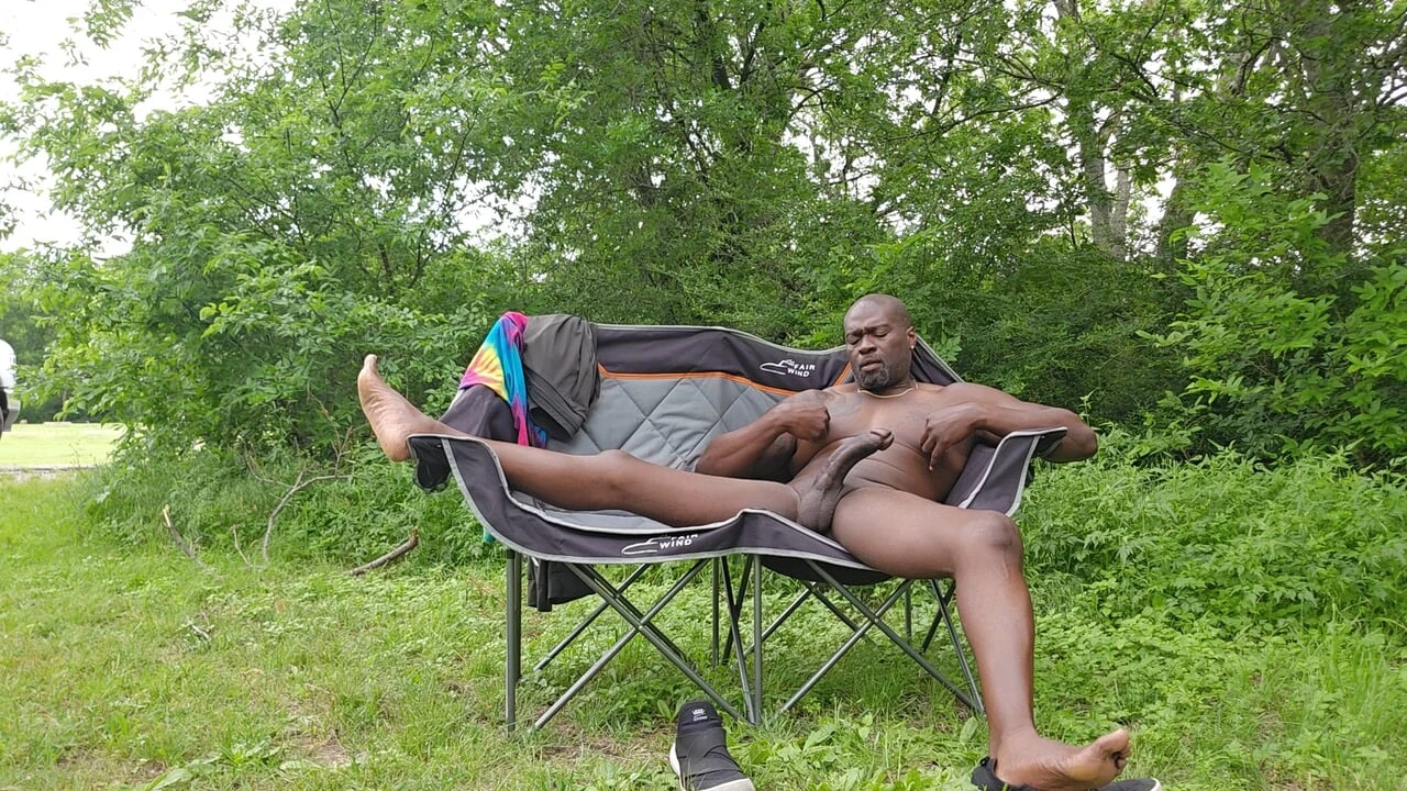 Sir Maxximus acariciando seu Pau Preto Grande na Floresta