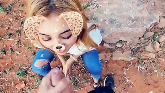 Cewek semok latina rambut pirang lagi asik nyepong kontol