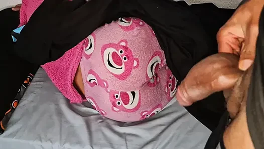 Ev arkadaşım odasına kapıyı kapatmayı unutuyorum, beni erkek arkadaşıyla karıştırıyor ve sonunda onun sıkı amını sikiyorum
