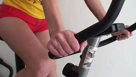 Klaffende muschi weit von spekulus in schmutziger reifer orgie gedehnt