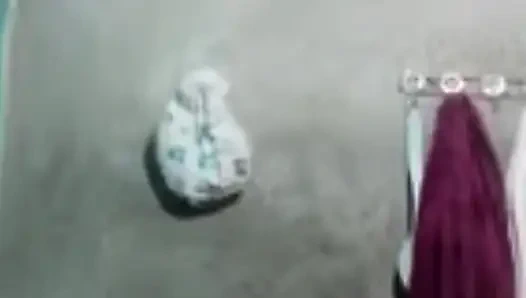 Srepaunt принимает душ, делая большой член