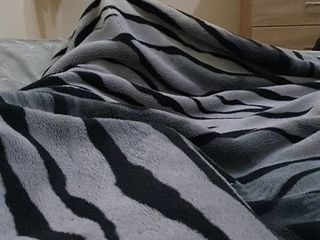 Sappige moslim heeft anale seks met vriend onder een deken