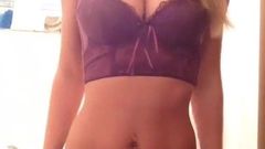 Sexy milf bionda con un ottimo spogliarello in webcam