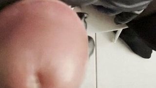 Une grosse bite en nylon joue avec du sperme