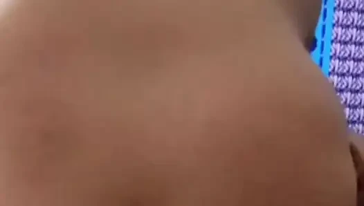 Sihirli bir değnek kullanıyorum, mastürbasyon yapıyorum ve yakın planda boşalıyorum
