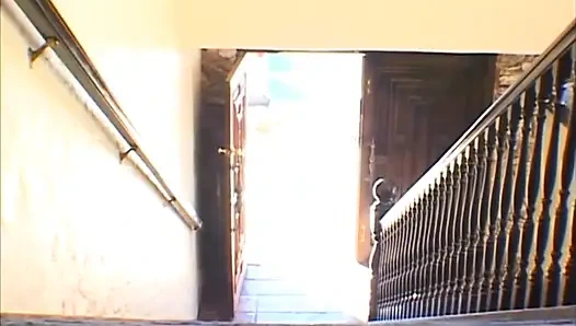 Красивую молодую девушку трахнули в глотку и в задницу, затем кончили в рот