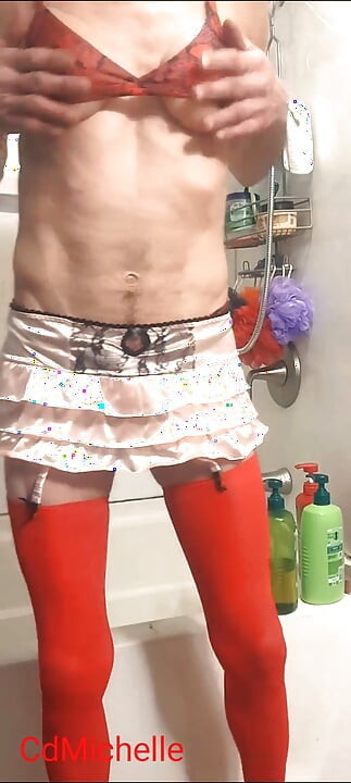 Cdmichelle se igra s dildom dok nosi seksi ružičasto donje rublje