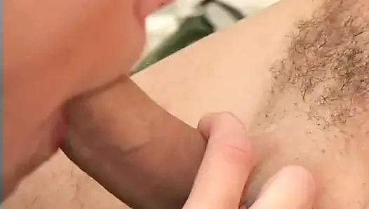 Sarışın hatun bahçede yarak emiyor