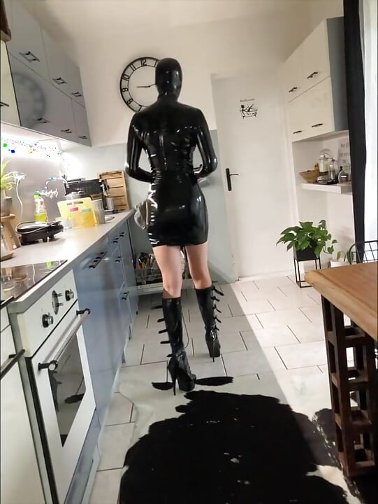 Pelayan dengan lateks lagi ngentot pakai sepatu hak tinggi dan rantai