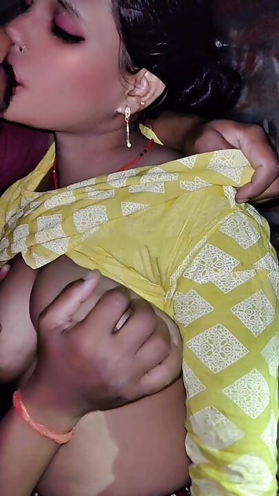 Beutiful village bhabhi sex in home Indian