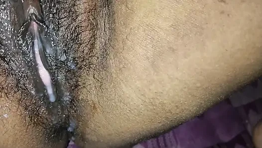 Üvey kız kardeş seks yapmak istedi, bu yüzden üvey erkek kardeşinin yarağı titremeye başladı